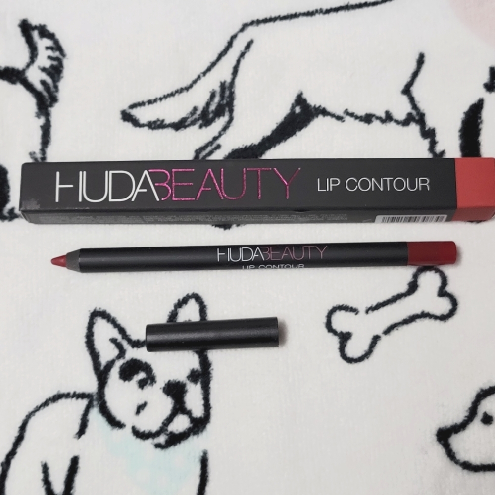 NIB Huda Beauty Lip Contour Pencil - Heartbreaker
